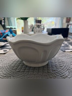 Hudson43 White Scalloped Ceramic Serving Bowl